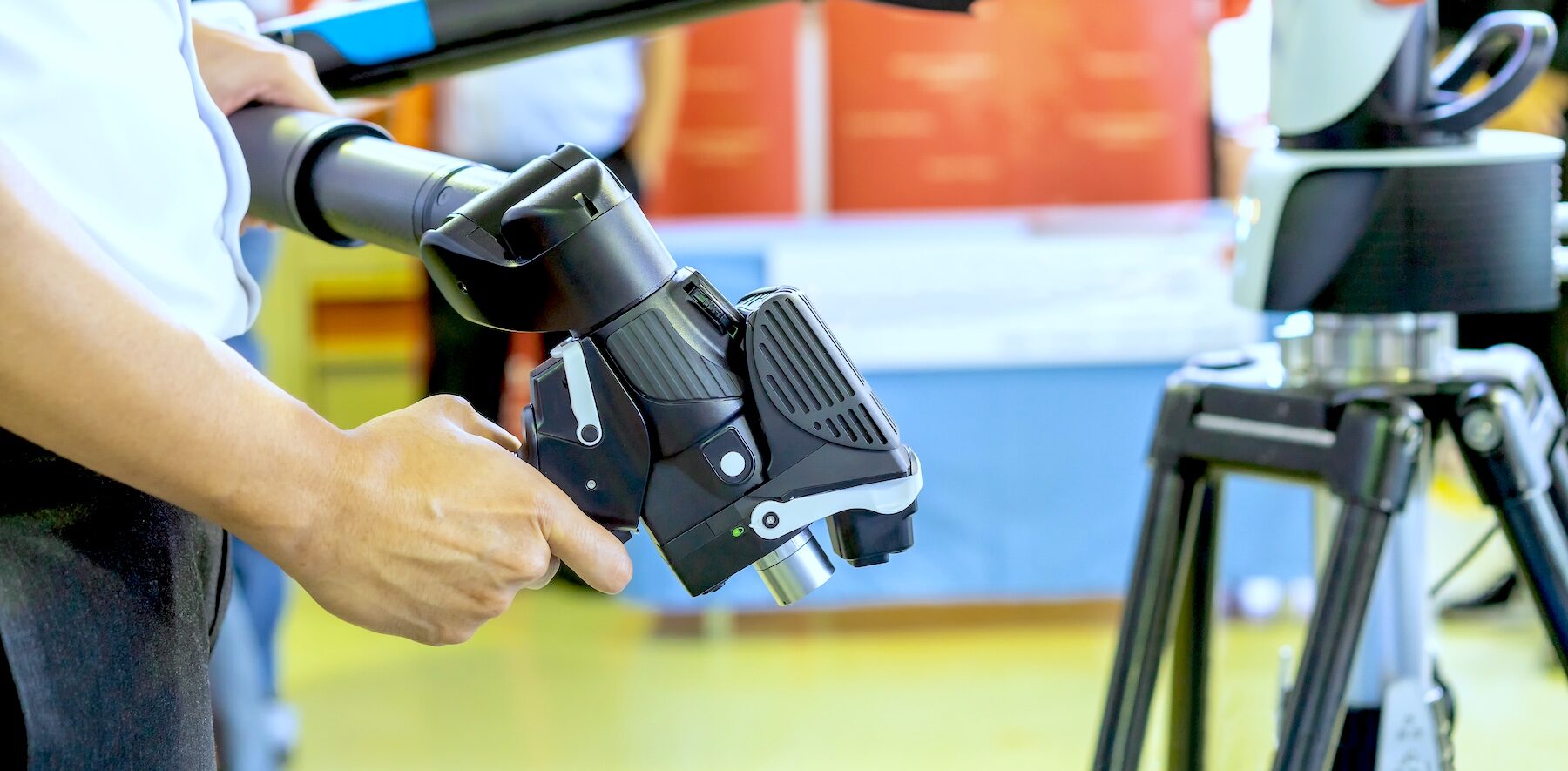 Portable articulated measuring arm performing dimensional inspection directly on the manufacturing floor